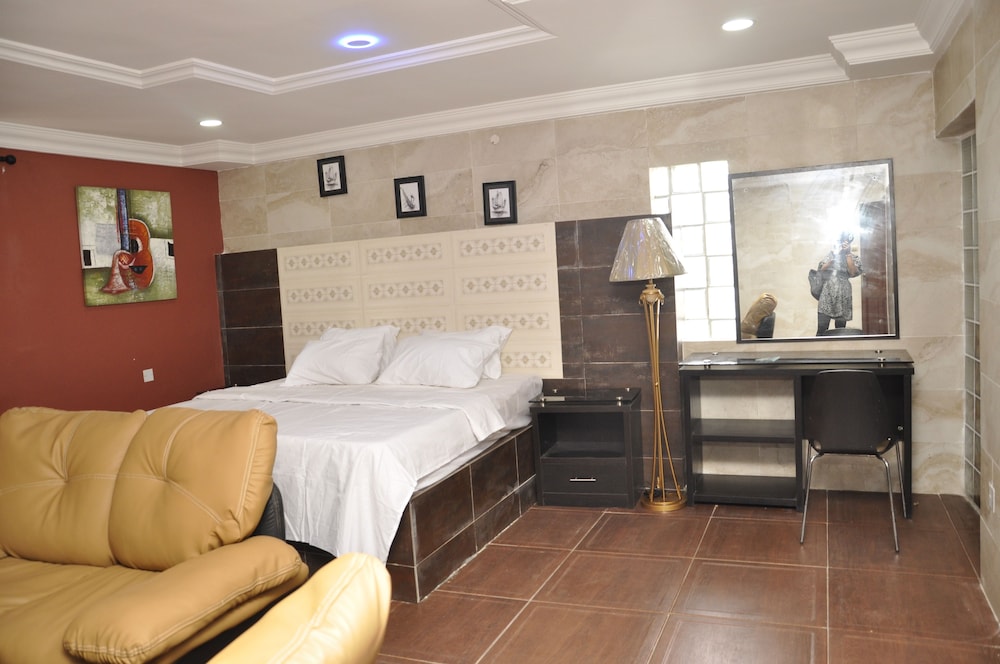 Inglesias Suites 5/25