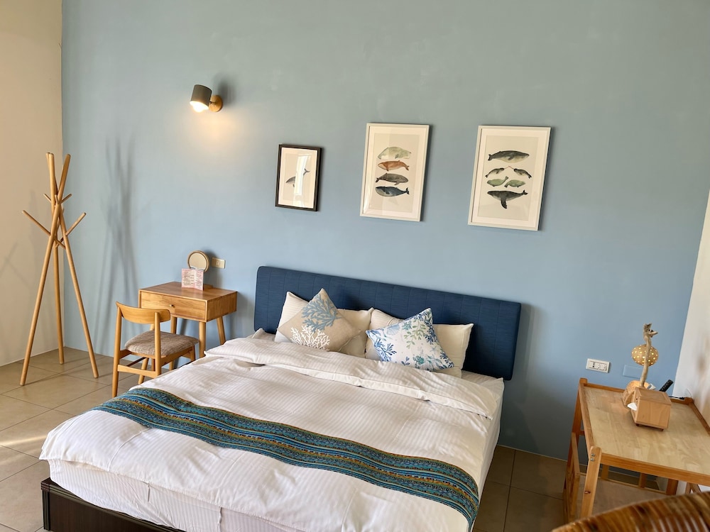 COMFORT, QUEEN BED, GARDEN AREA
