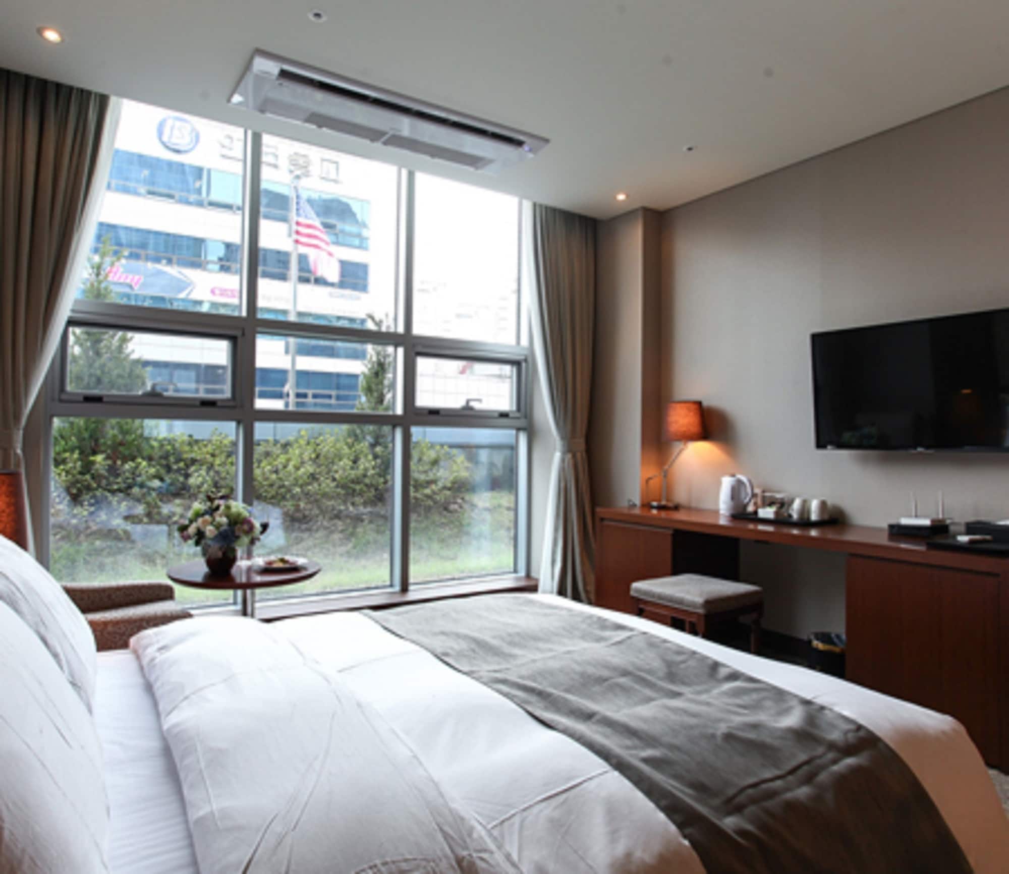 DELUXE, DOUBLE BED