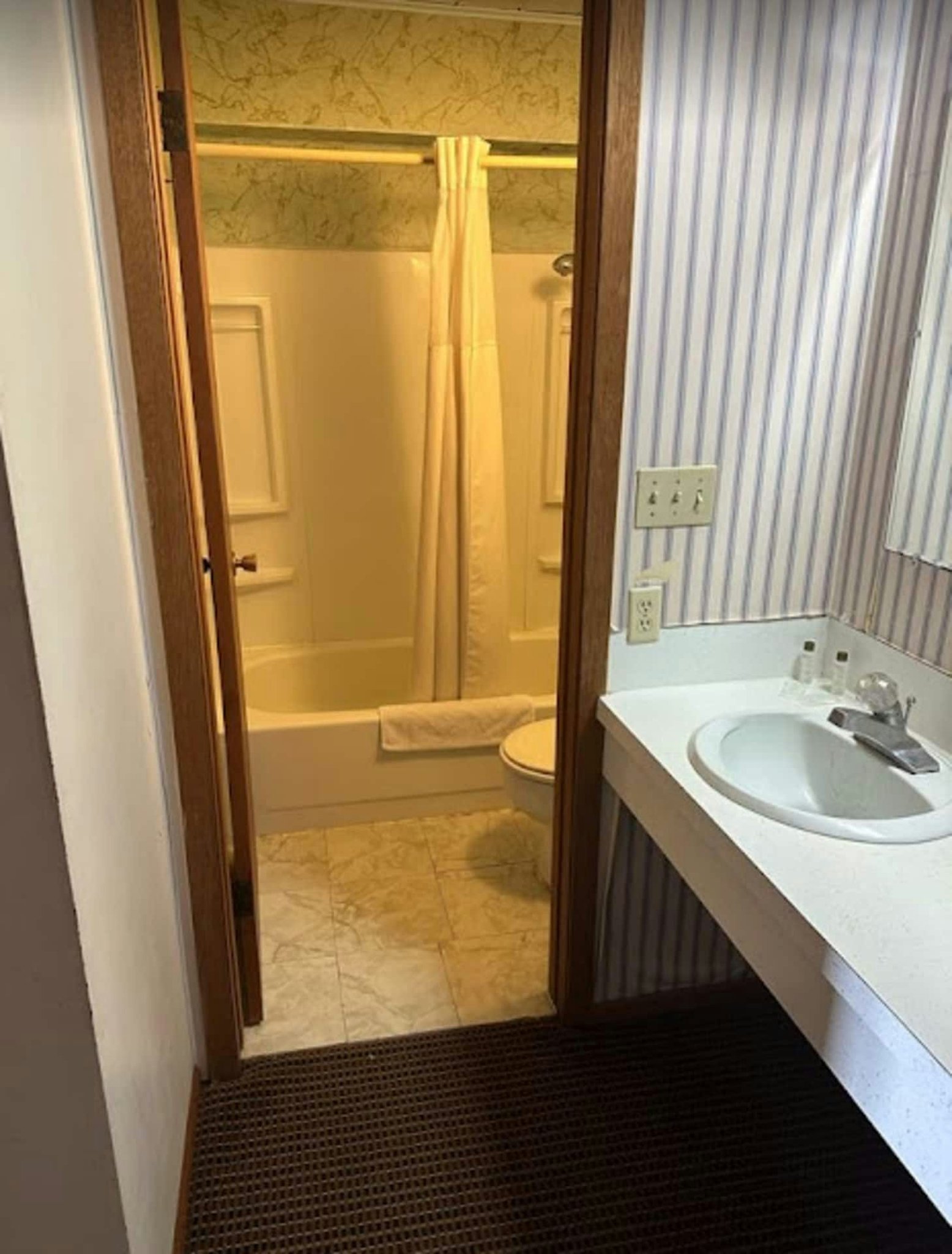 Love Hotels Western Holiday at Harlan Lake NE 49/51