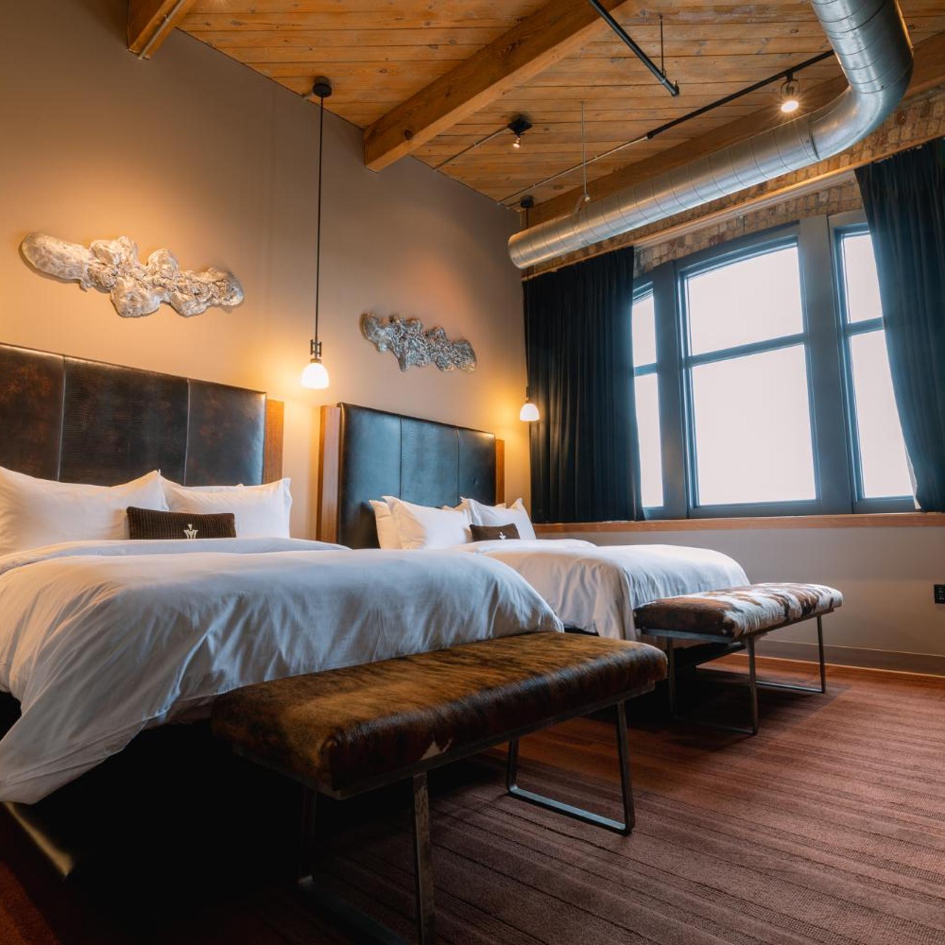 Custom, Deluxe, Queen Bed