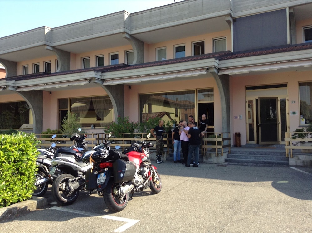 HOTEL ROUTE 9 44/50