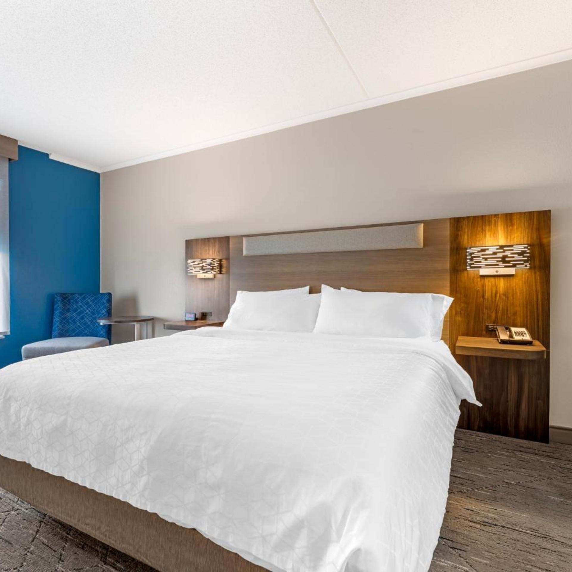 Room, King Bed, Ground Floor, Holiday Inn Express Breezewood 5/6