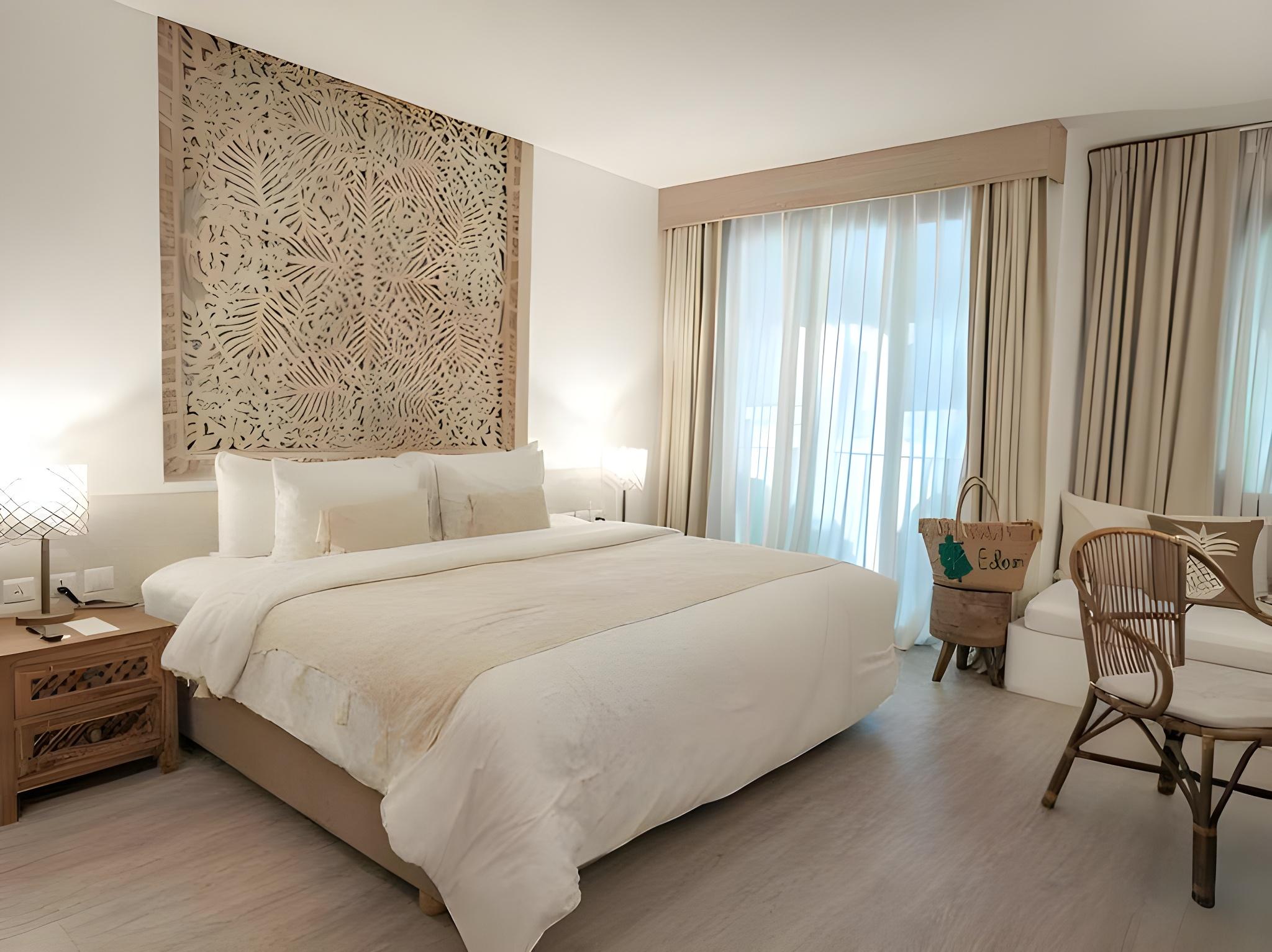 Room, King Bed, Tropical Garden View, Pool Access