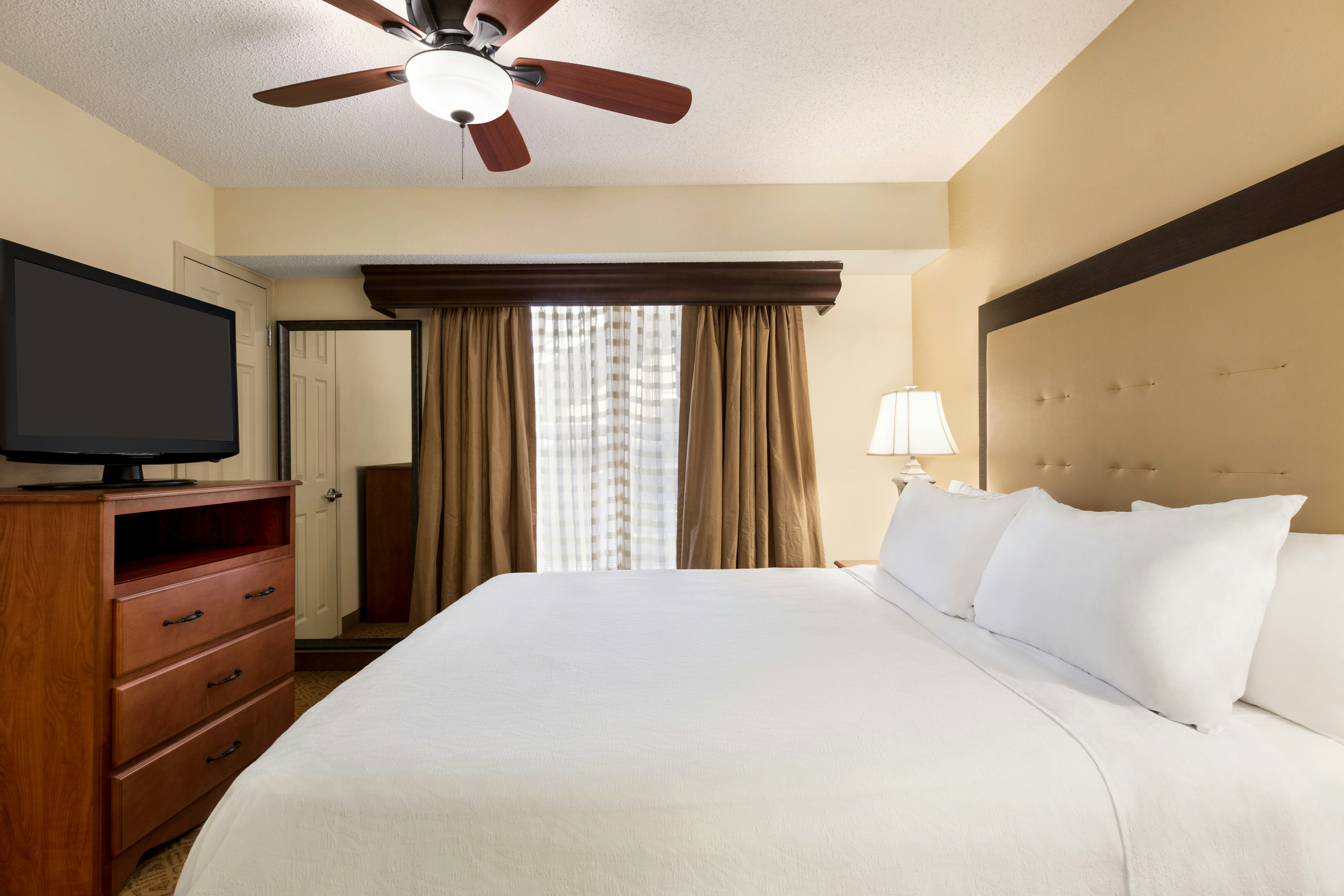 1 BEDROOM, SUITE, KING BED
