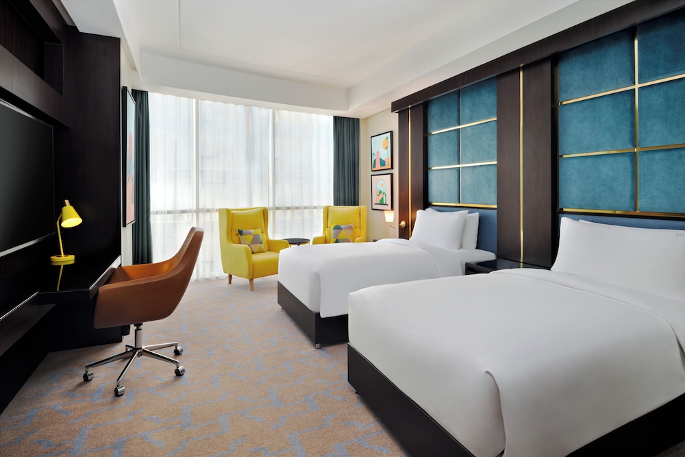 Room, Twin Beds, Downtown View