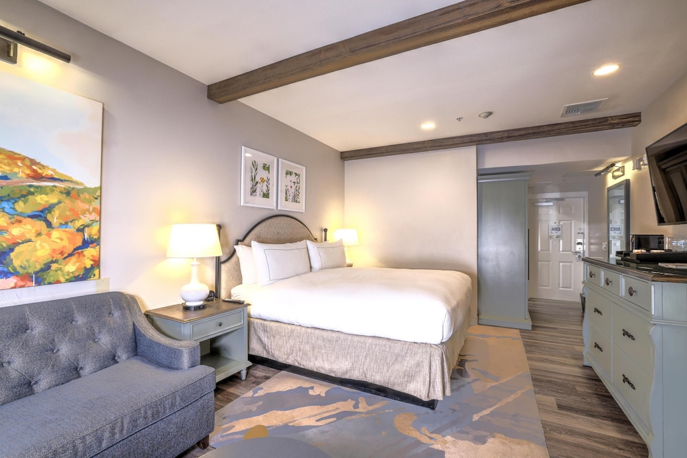 غرفة بسرير كينج بشرفة مع أريكة، The Lodge at Healdsburg, tapestry Collection by Hilton 2/7