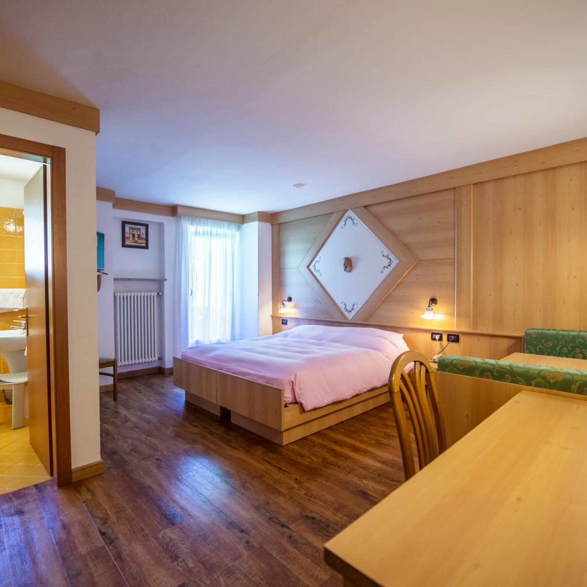 غرفة بسرير مزدوج أو سريرين منفصلين بإطلالة على الجبل، HOTEL CHALET PINETA 4/6