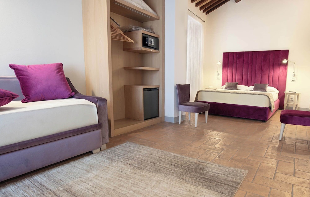 ROMANTIC, STUDIO, SUITE
