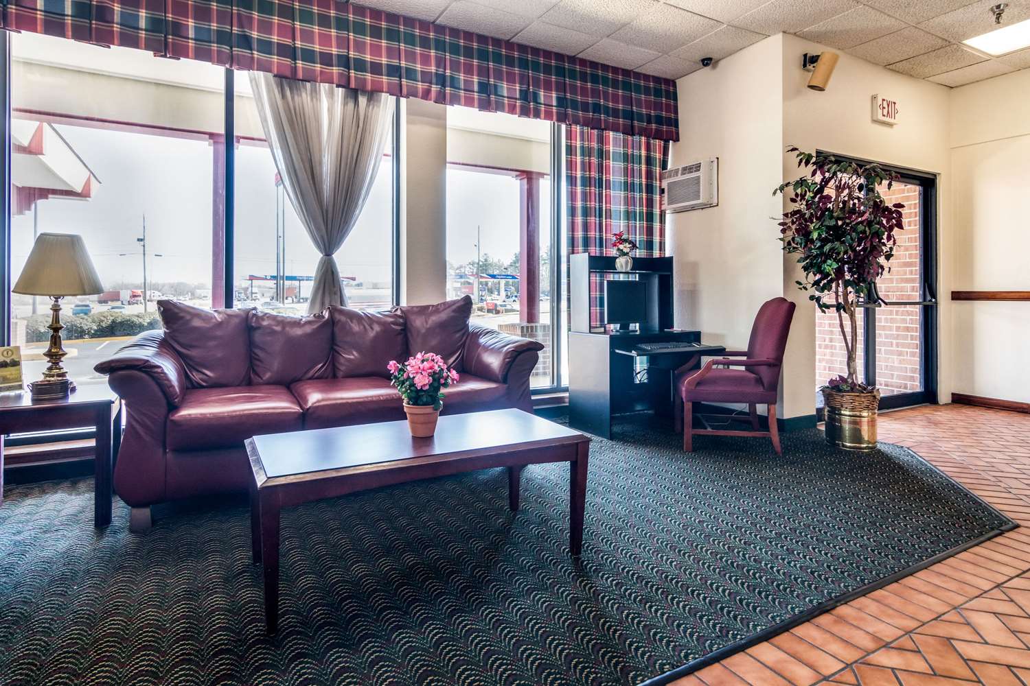 Econo Lodge Inn & Suites Conference Center 26/44