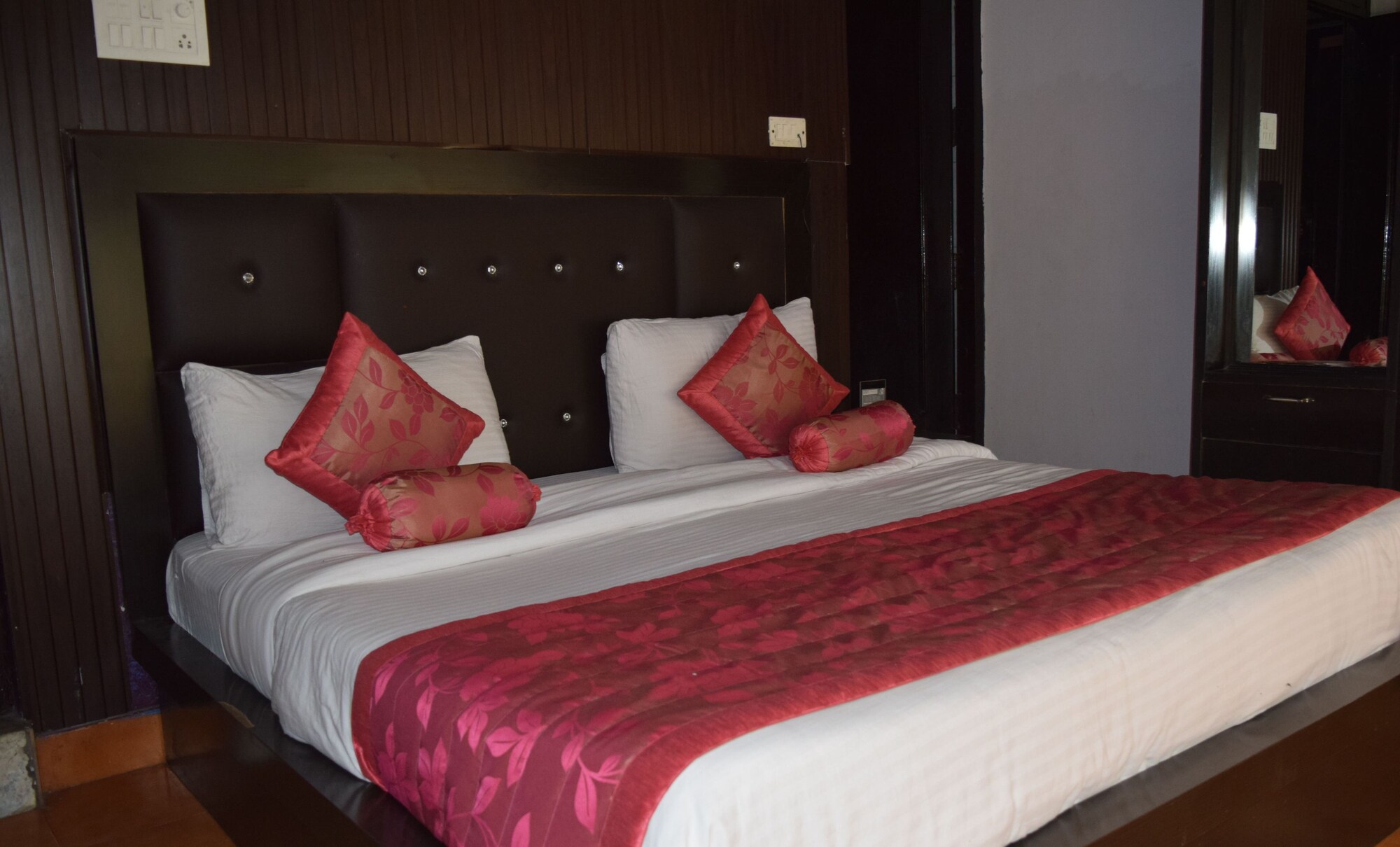 DELUXE, DOUBLE BED, SMOKING, ACCESSIBLE