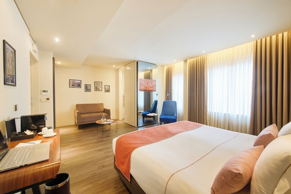DELUXE, DOUBLE OR TWIN BED