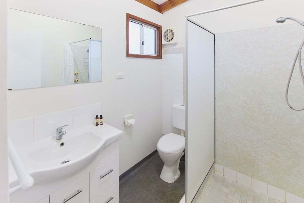 Acclaim Rose Gardens Beachside Holiday Park 50/50