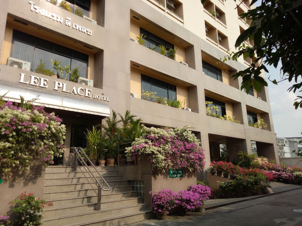 Lee Place Hotel 1/18