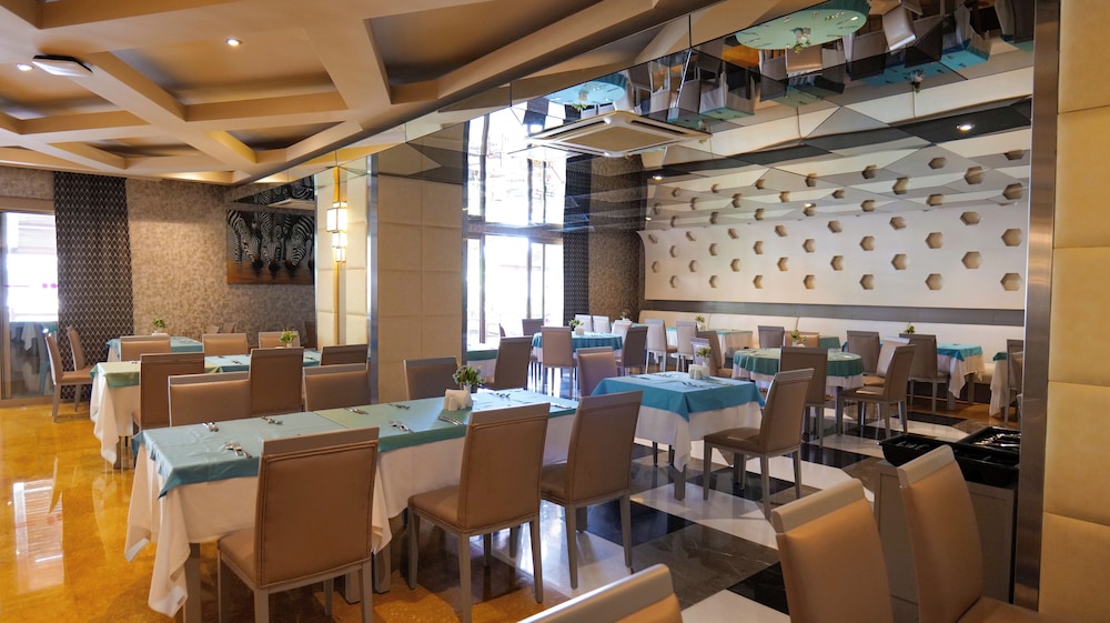 Royal Dragon Hotel 30/50