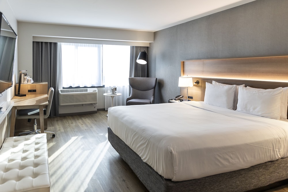 ROOM, KING BED