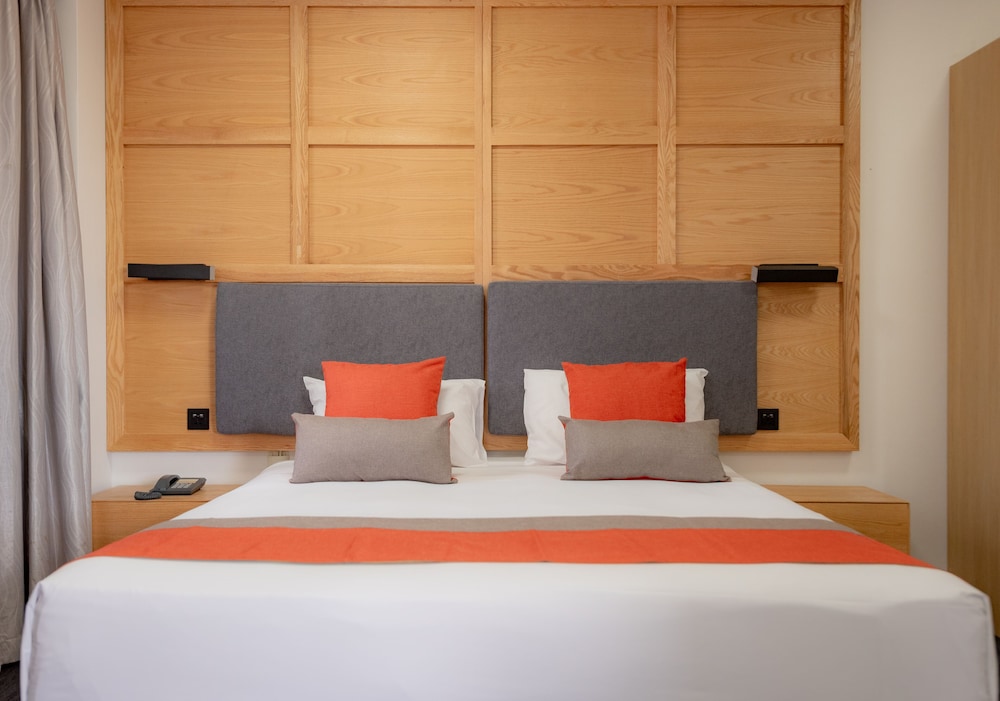 PREMIUM, QUEEN BED, KITCHEN
