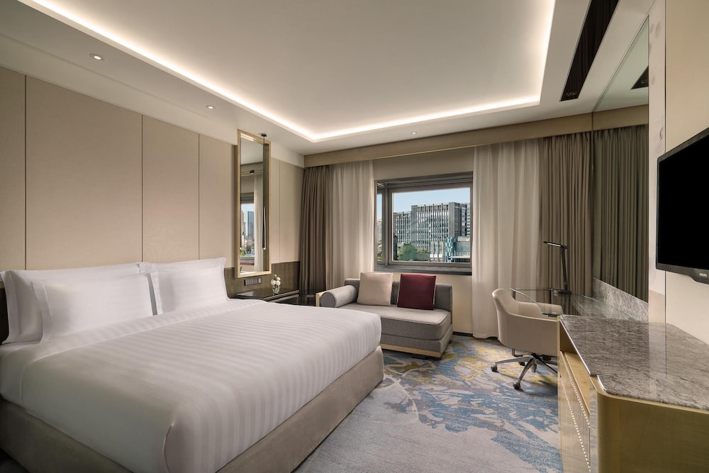 Deluxe, Single, King Bed