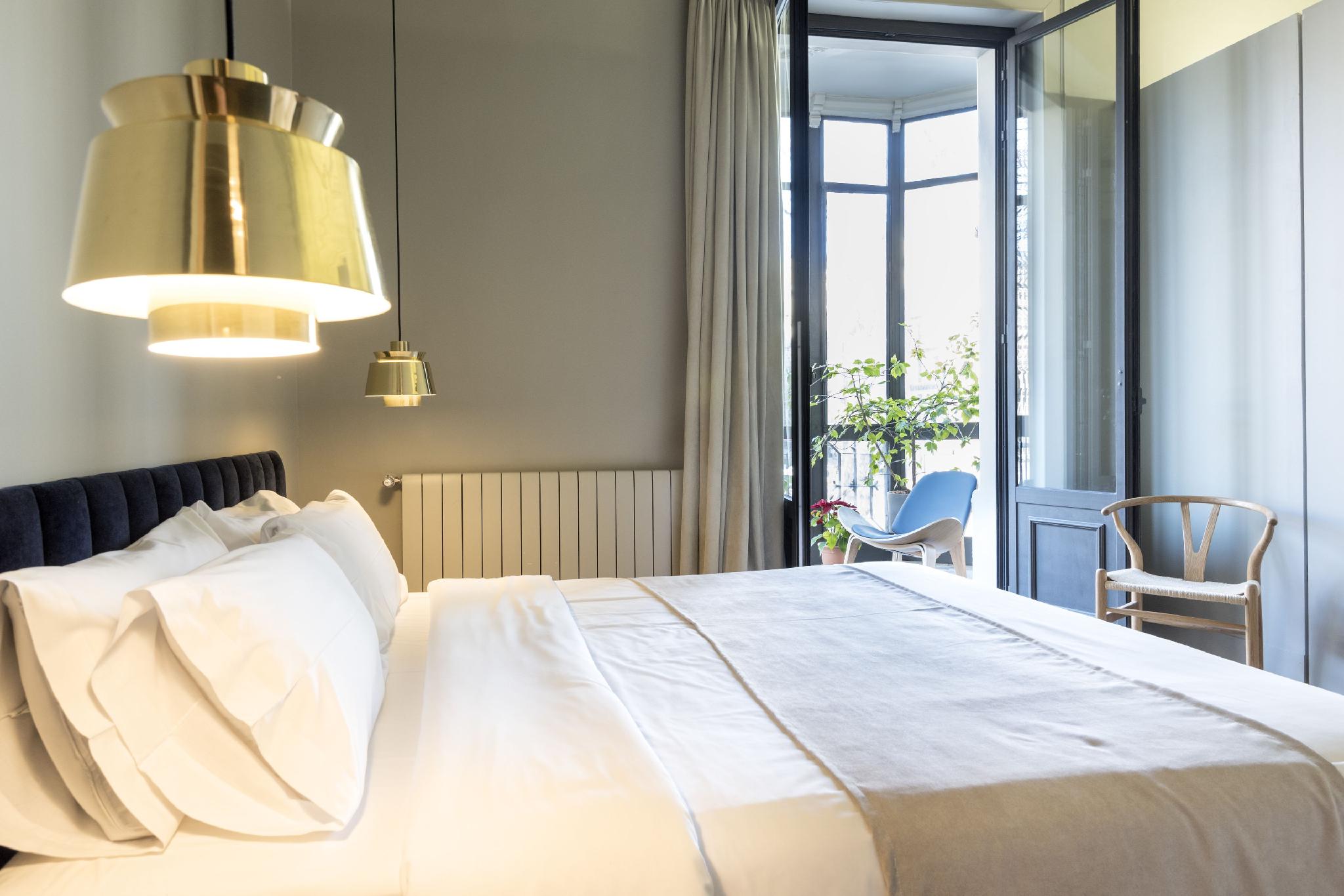 Gallery, Triple, Multiple Beds, City View