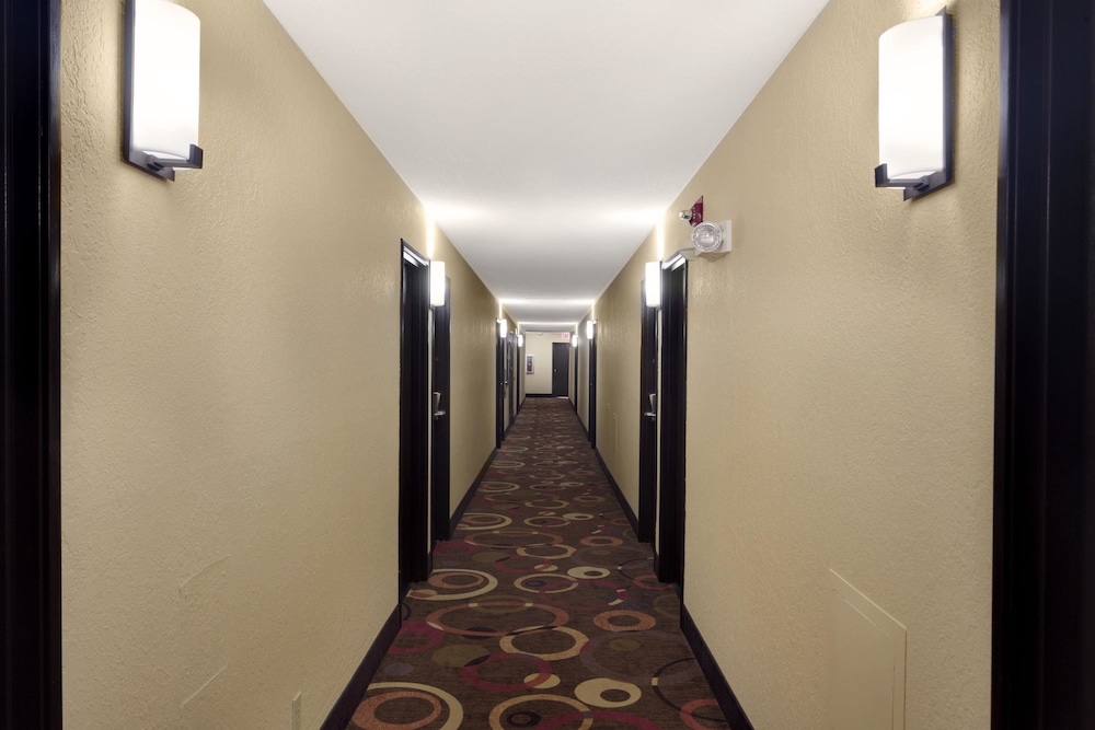 Super 8 by Wyndham Joplin 19/23