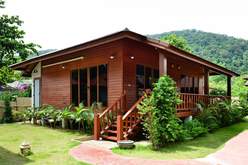 Pingchan Beachfront Resort 5/50