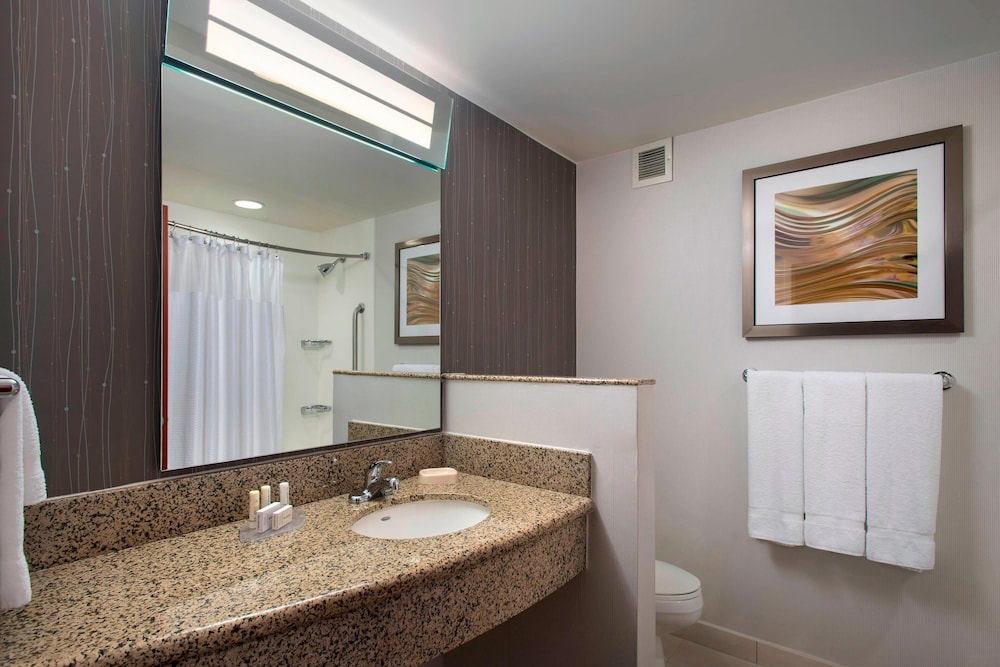 Courtyard By Marriott Republic Aprt Long Island Farmingdale 9/71