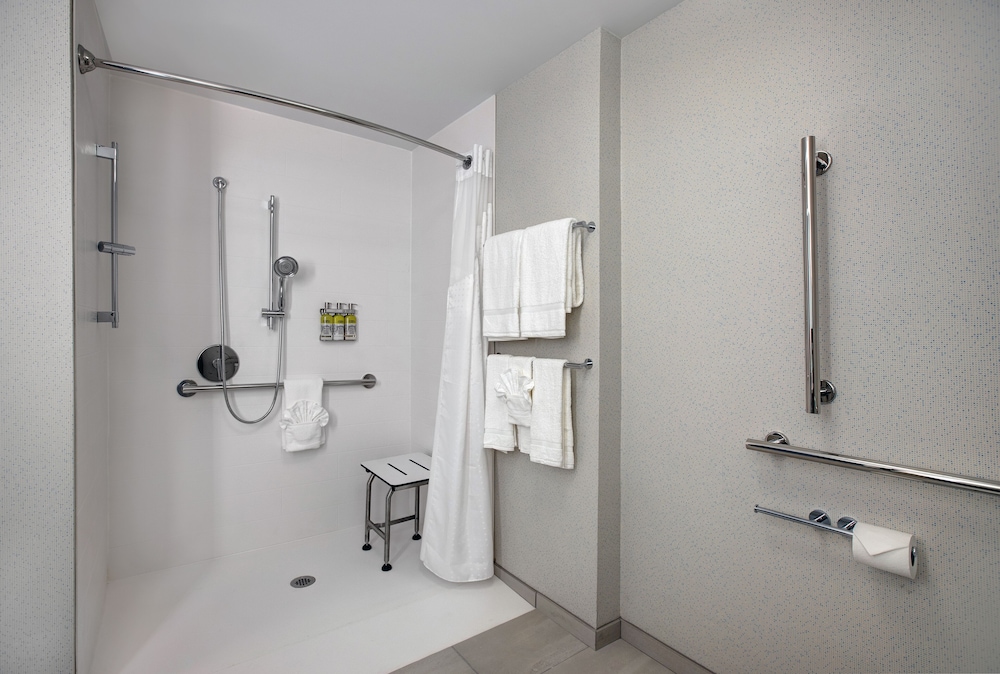 Holiday Inn Express & Suites Milwaukee - Brookfield 20/59