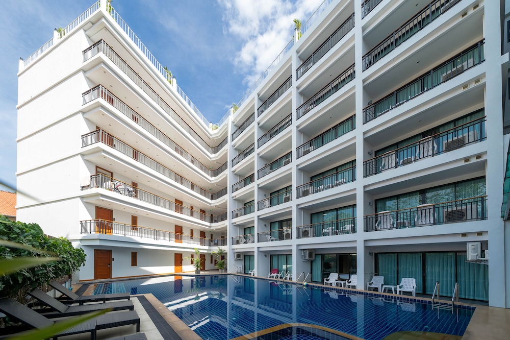 Paripas Patong Resort 7/76