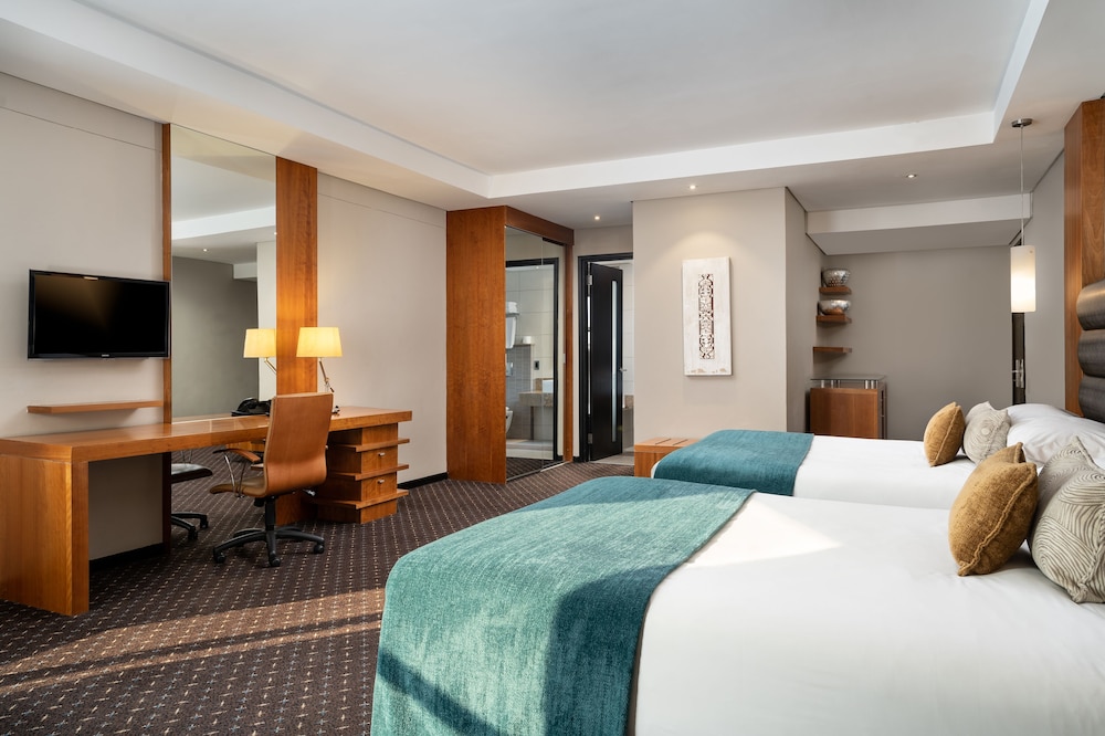 Premier Hotel Or Tambo 9/66