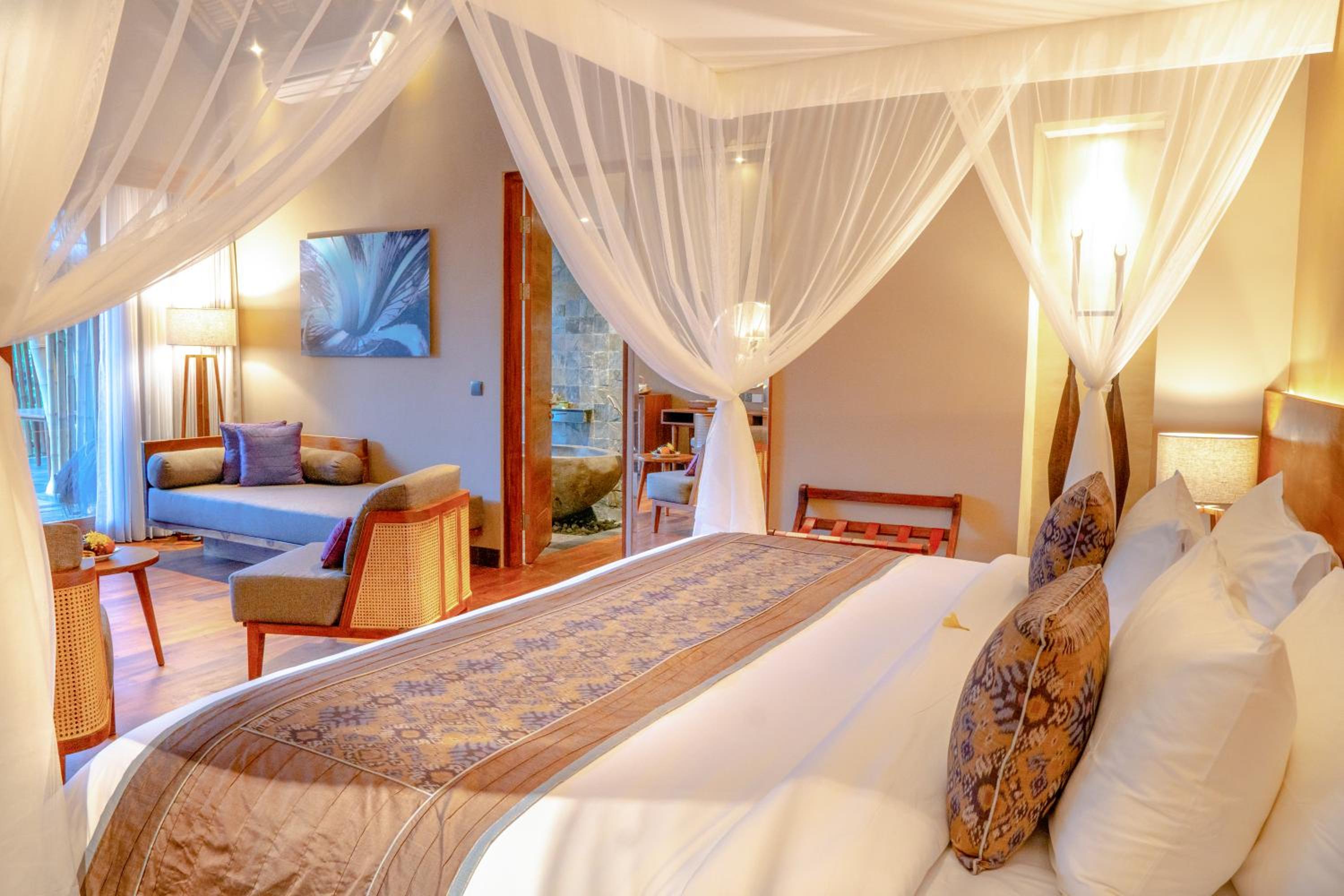 POOL, SUITE, HILL SIDE