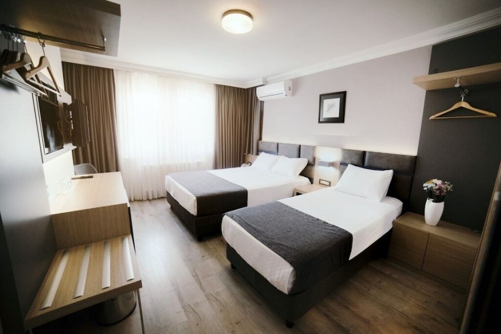 Helen Hotel 17/52