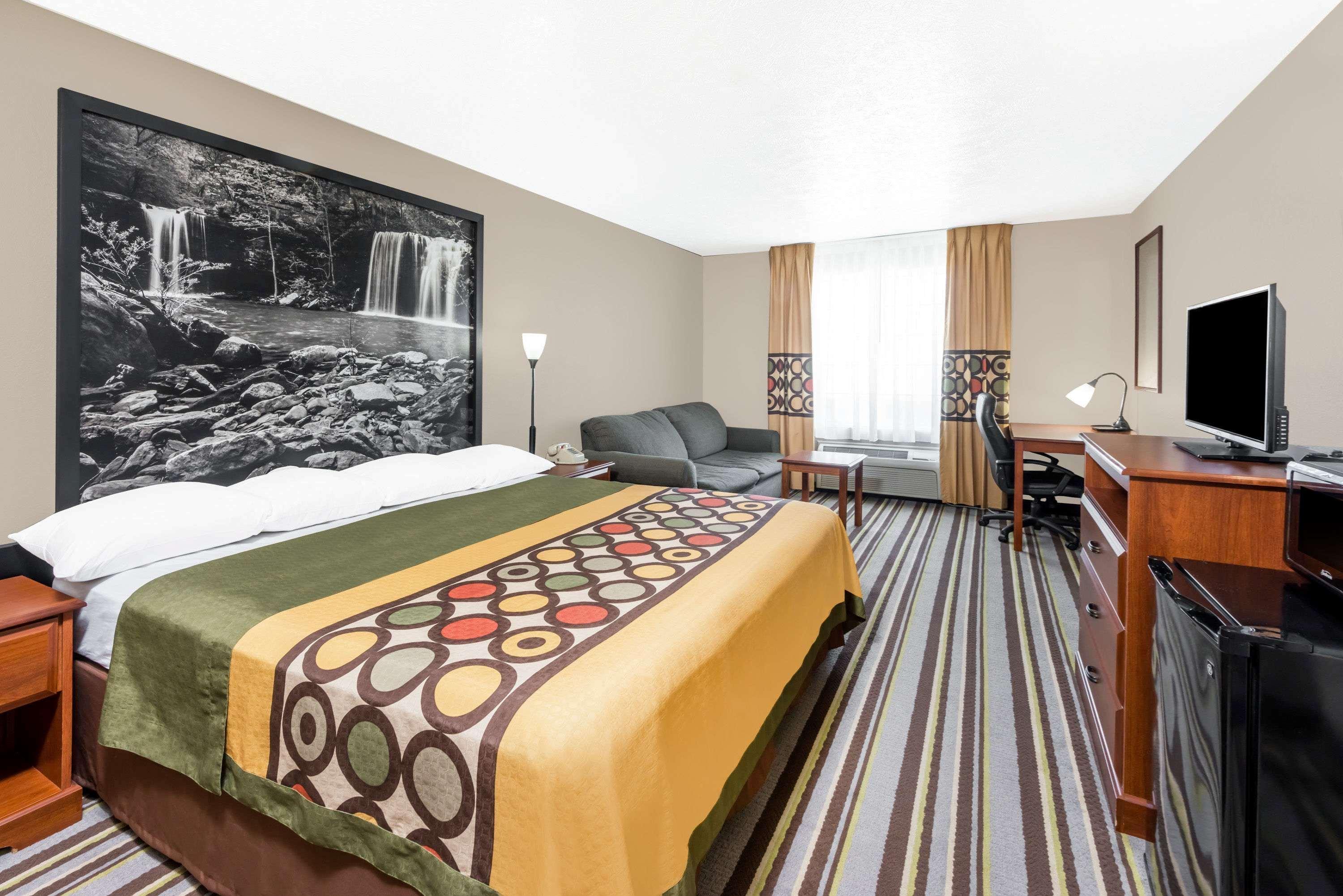 Super 8 by Wyndham Bolivar MO 12/28