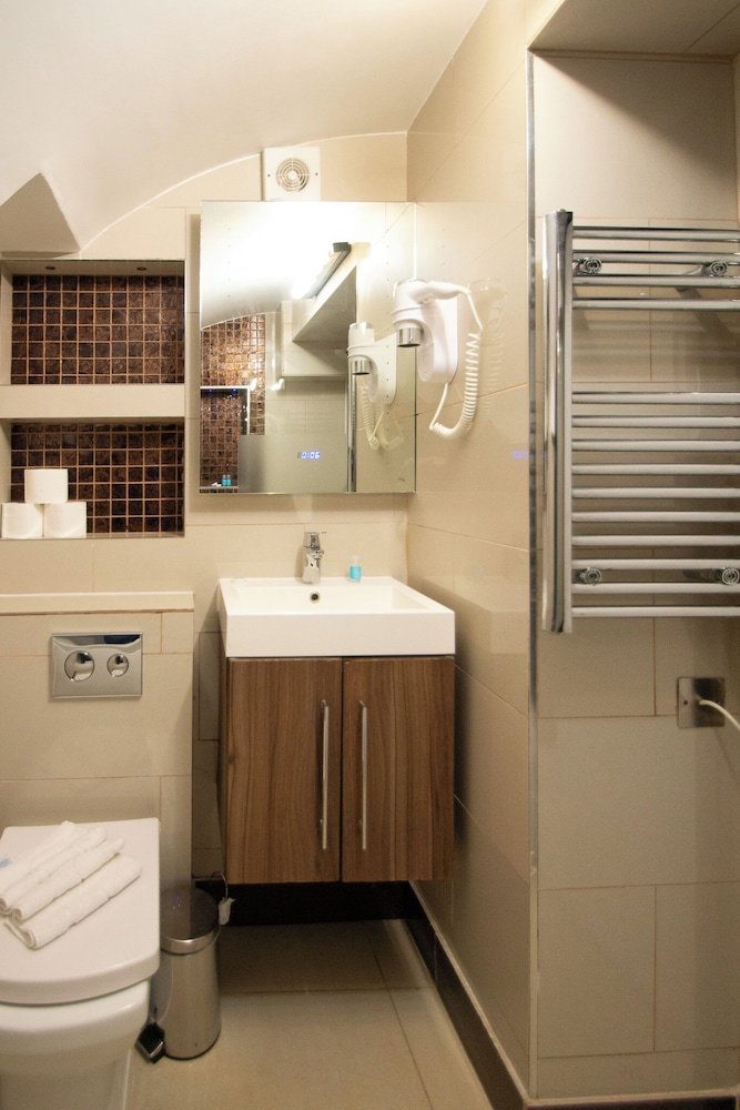 Imperial Court Suites 59/59