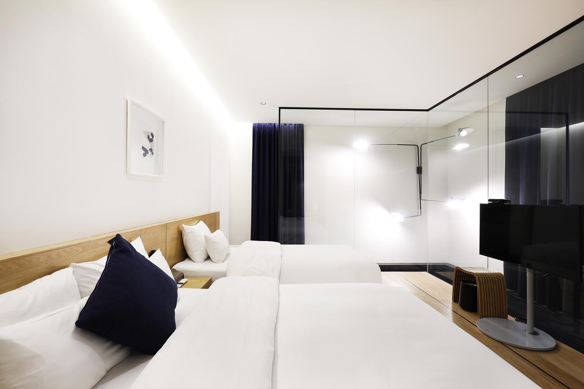 Garden, Suite, 1 King and 4 Single Beds