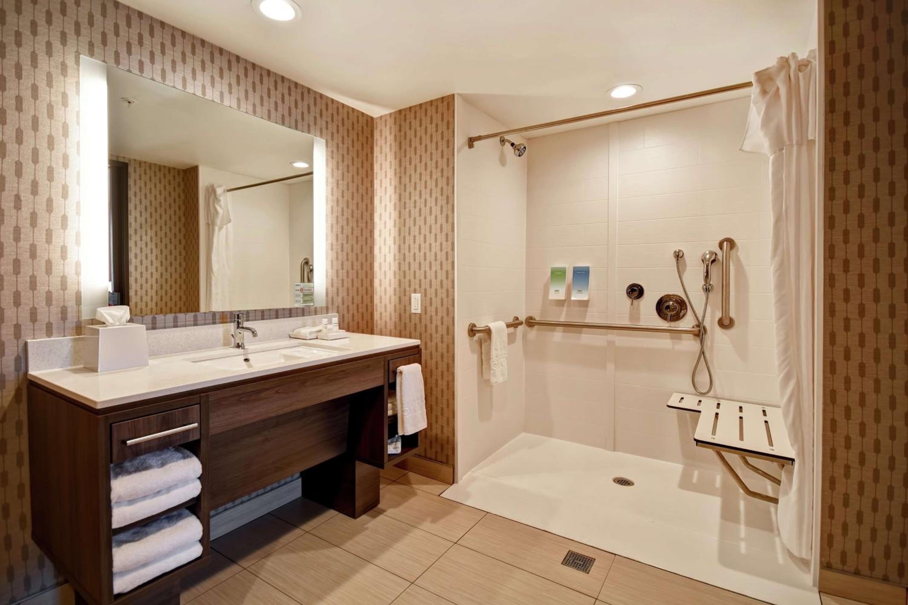Suite, King Bed, Sofa, Accessible 2/2