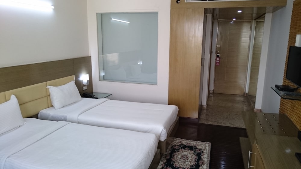 ROOM, SINGLE, TWIN BEDS