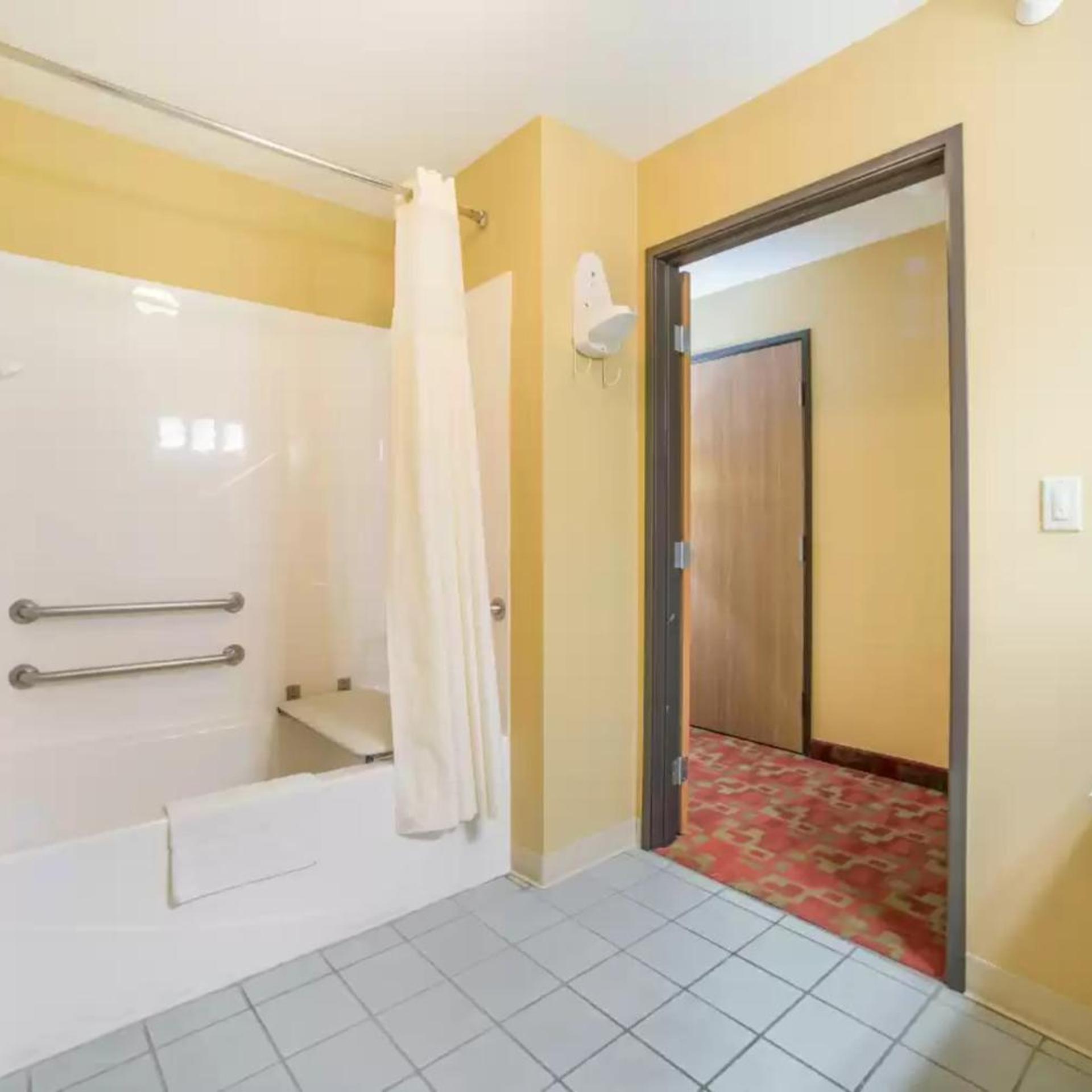 غرفة كبيرة بسرير كينج بحوض جاكوزي، Quality Inn O'Fallon IL - St. Louis 5/5