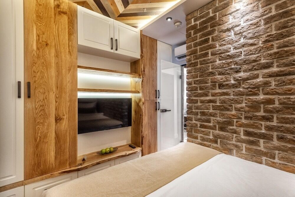 One Luxury Suites 30/72
