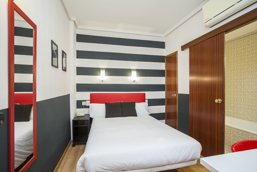 ROOM, SINGLE