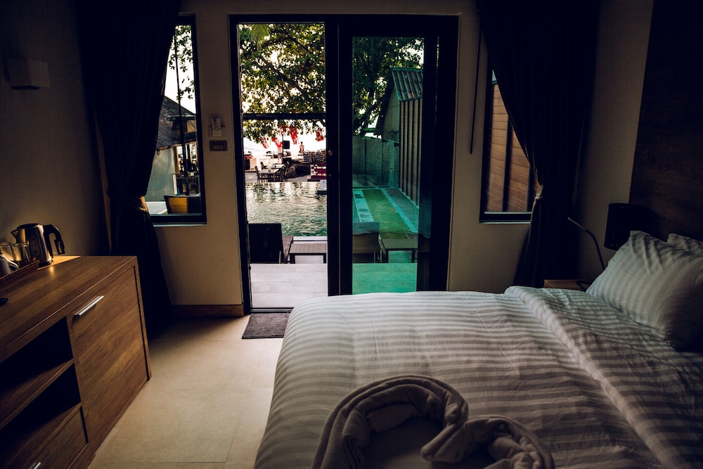 15 Palms Beach Resort 16/56