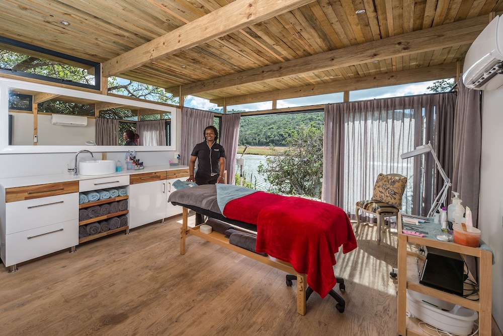 Kariega Game Reserve Main Lodge 14/50