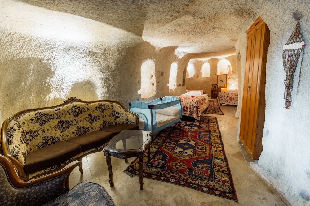 Amber Cave Suites 59/76