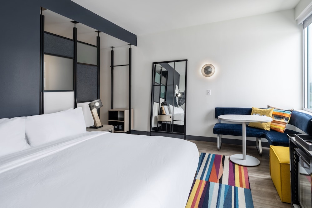 ROOM, KING BED, ACCESSIBLE