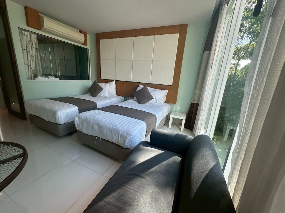 A Hotel Simply 18/50