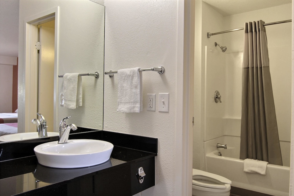 Motel6 Middleburg Heights, OH - Cleveland 16/49