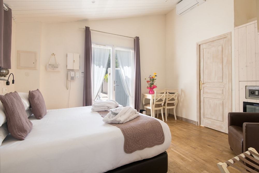 HOTEL RESTAURANT & SPA(FORMERLY PLAISIR PLAISIR) 10/50