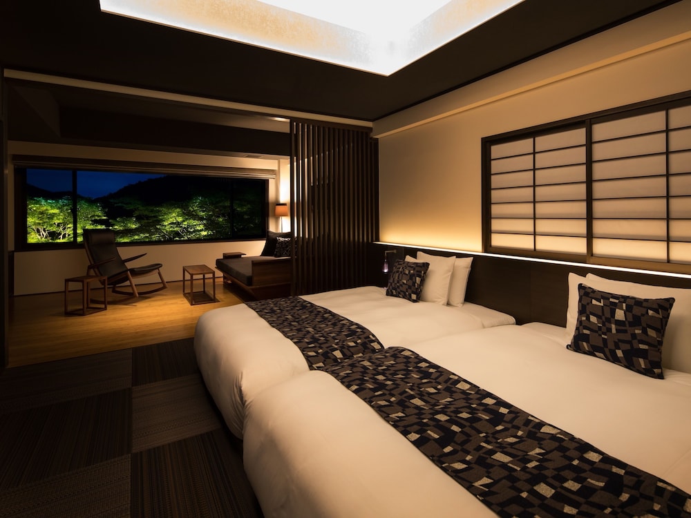 SUPERIOR, DELUXE, TWIN BEDS