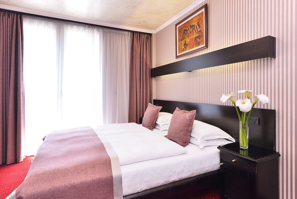 Prezident Hotel 22/75