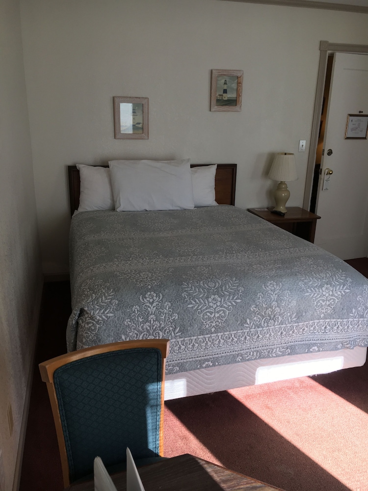 Lighthouse Inn 24/76
