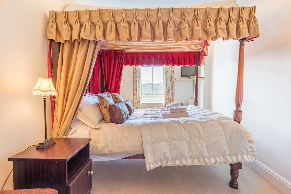 Blenheim Lodge 12/50